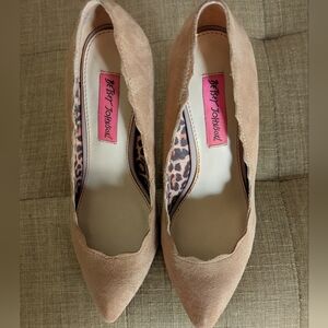 Betsey Johnson Tan Scalloped Heels
